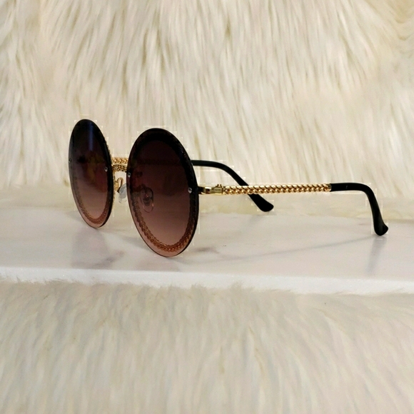 🎅 Round Luxury Sunglasses with Gold Chain Accent - Picture 5 of 8